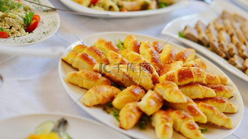 米面制品：零售与批发的差异化解析**